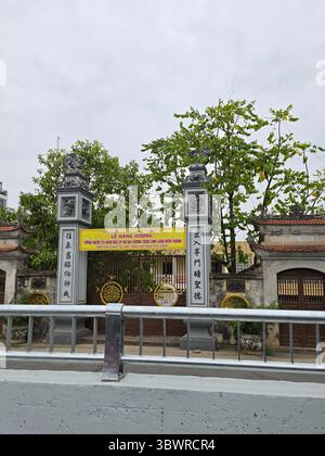 Hanoi, Vietnam - 10. Oktober 2024: Hinterstraße der Altstadt von Hanoi, Vietnam. Stockfoto