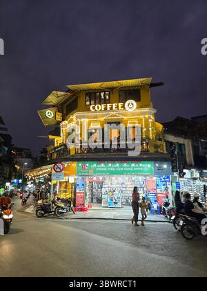 Hanoi, Vietnam - 10. Oktober 2024: Hinterstraße der Altstadt von Hanoi, Vietnam. Stockfoto
