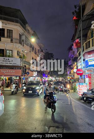 Hanoi, Vietnam - 10. Oktober 2024: Hinterstraße der Altstadt von Hanoi, Vietnam. Stockfoto