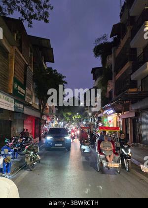 Hanoi, Vietnam - 10. Oktober 2024: Hinterstraße der Altstadt von Hanoi, Vietnam. Stockfoto