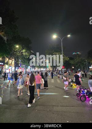 Hanoi, Vietnam - 10. Oktober 2024: Hinterstraße der Altstadt von Hanoi, Vietnam. Stockfoto