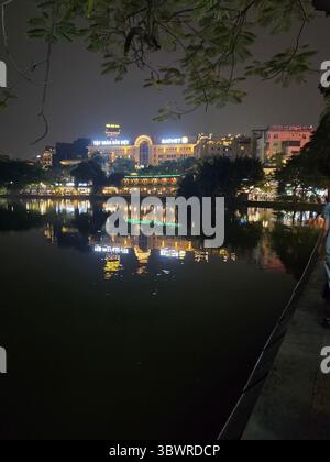 Hanoi, Vietnam - 10. Oktober 2024: Hinterstraße der Altstadt von Hanoi, Vietnam. Stockfoto