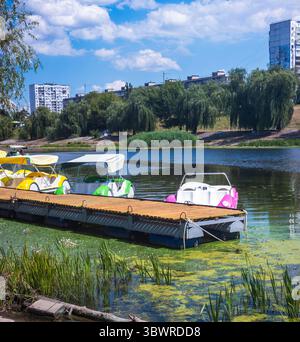 Tretboote erwarten Touristen auf dem Fluss Dnieper in Rusanivka, einem Wohngebiet in Kiew, Ukraine Stockfoto