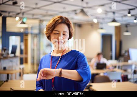 Japanische Geschäftsfrau im Büro Stockfoto