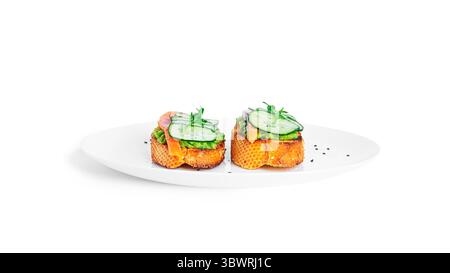 Crispbread Sandwich mit Guacamole, Lachs, Rucola, Gurke isoliert auf weißem Hintergrund. Bruschetta mit Avocado. Gesundes Frühstück. Stockfoto