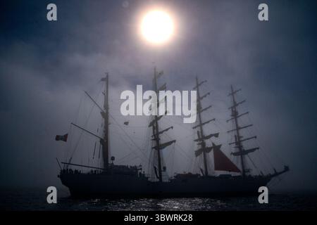 Das A-Klasse-Großschiff BaP Union aus Peru ist von Nebel umgeben und wartet auf die Einfahrt in den Hafen von Aberdeen, nachdem es aus Dünkirchen, Frankreich, für die Tall Ships Races 2025 gefahren ist. Neunundvierzig große Schiffe aus der ganzen Welt segeln für drei Festtage nach Aberdeen, bevor sie ihre Reise nach Kristiansand in Norwegen fortsetzen. Bilddatum: Donnerstag, 17. Juli 2025. Stockfoto