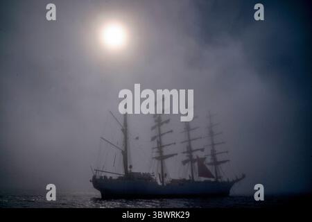 Das A-Klasse-Großschiff BaP Union aus Peru ist von Nebel umgeben und wartet auf die Einfahrt in den Hafen von Aberdeen, nachdem es aus Dünkirchen, Frankreich, für die Tall Ships Races 2025 gefahren ist. Neunundvierzig große Schiffe aus der ganzen Welt segeln für drei Festtage nach Aberdeen, bevor sie ihre Reise nach Kristiansand in Norwegen fortsetzen. Bilddatum: Donnerstag, 17. Juli 2025. Stockfoto