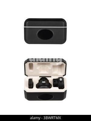 Drahtloses Lavalier-Mikrofon-Set mit USB-C-Empfänger und zwei Sendern in einer Ladetasche. Stockfoto