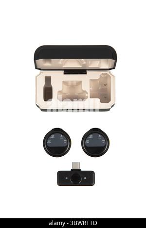 Drahtloses Lavalier-Mikrofon-Set mit USB-C-Empfänger und zwei Sendern in einer Ladetasche. Stockfoto