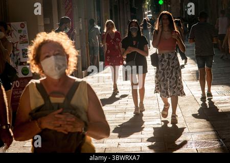 7. Juli 2021, Barcelona, Spanien: Die Menschen laufen durch die Straßen der Innenstadt von Barcelona. Ein extremes Risiko kehrt nach Spanien zurück, da Infektionen besonders unter der jungen Bevölkerung in die Höhe schnellen. Die Regionen setzen auf die Wiedereinführung von Coronavirus-Restriktionsmaßnahmen wie die Schließung von Nachtleben. (Bild: © Jordi Boixareu/ZUMA Wire) Stockfoto