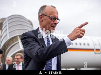 London, Großbritannien. Juli 2025. Bundeskanzler Friedrich Merz (CDU) steigt aus einem Flugzeug der Luftwaffe am Flughafen London aus. Während des Besuchs soll ein neuer freundschaftsvertrag geschlossen werden, der die Beziehungen zwischen Deutschland und dem Vereinigten Königreich auf eine neue Grundlage stellen wird. Quelle: Michael Kappeler/dpa/Alamy Live News Stockfoto