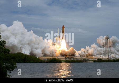 8. Juli 2011 - Cape Canaveral, Florida, USA - das Space Shuttle Atlantis startet am Freitag von Pad 39A im Kennedy Space Center der NASA in Cape Canaveral, Florida. Der Start von Atlantis, STS-135, ist der letzte Flug des Shuttleprogramms, einer 12-tägigen Mission zur Internationalen Raumstation. (Kreditbild: © Bill Ingalls/NASA/ZUMA Press Wire Service/ZUMAPRESS.com) Stockfoto