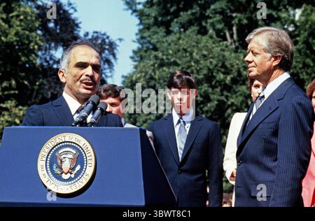 25. April 1977, Washington, District of Columbia, USA: König Hussein I. von Jordanien, links, kommentiert, als er von US-Präsident Jimmy Carter, links, und First Lady Rosalynn Carter und rechts bei einer Staatsankriegung auf dem Südrasen des Weißen Hauses in Washington, DC am 17. Juni 1980 begrüßt wird. Im Hintergrund befindet sich Prinz Faisal bin Hussein. Credit: Benjamin E. ''Gene'' Forte/CNP (Credit Image: © Benjamin E. ''Gene'' Forte/CNP Via ZUMA Wire) Stockfoto
