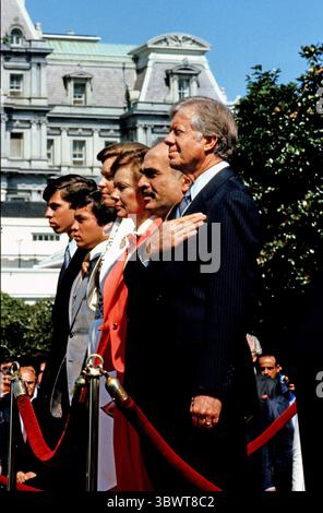 25. April 1977, Washington, District of Columbia, USA: US-Präsident Jimmy Carter, rechts, König Hussein I. von Jordanien, 2. Rechts, und First Lady Rosalynn Carter, 3. Rechts, stehen auf der Bühne, als die Nationalhymne am 17. Juni 1980 während einer Ankunftszeremonie auf dem Südrasen des Weißen Hauses in Washington, DC, aufgeführt wird. Ebenfalls abgebildet sind King Husseinâ Söhne Abdullah II bin Al-Hussein, zweiter links und Prinz Faisal bin Hussein links (Bild: © Benjamin E. ''Gene'' Forte/CNP Via ZUMA Wire) Stockfoto