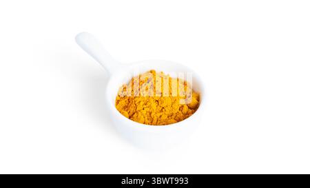 Kurkumapulver isoliert auf weißem Hintergrund. Gewürze Stockfoto
