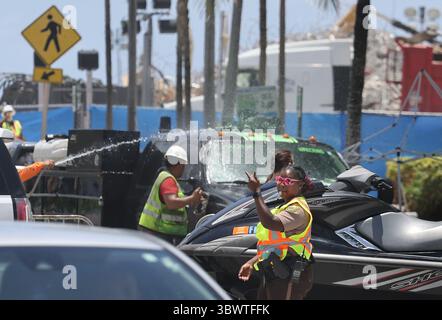 11. Juli 2021, Miami Beach, FL: Der Polizeibeamte von Miami-Dade hält den Verkehr in Richtung Norden und Süden in Bewegung, während Besucher am Sonntag, den 11. Juli 2021, in der Nähe der Gedenkstätte spazieren. Neunzig Menschen wurden aufgrund des teilweisen Zusammenbruchs der Champlain Towers South in Surfside, Florida, tot erklärt. (Bild: © Carl Juste/TNS via ZUMA Wire/TNS via ZUMA Wire) Stockfoto