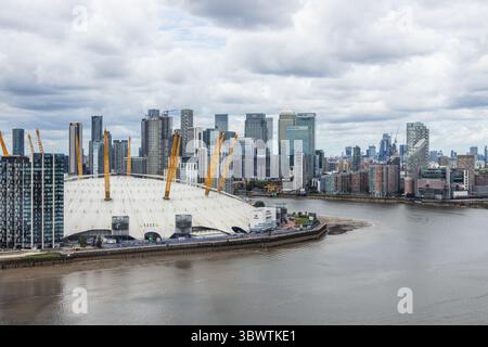 Panoramablick auf die O2 Arena und die Skyline von Canary Wharf über die Themse. London, Großbritannien, 27. Mai 2024 Stockfoto