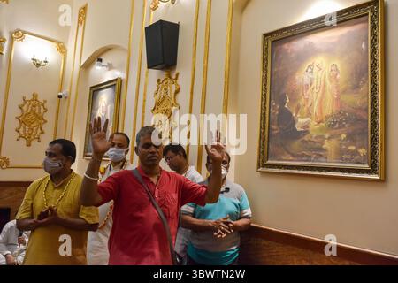 12. Juli 2021, Kolkata, Westbengalen, Indien: Ein geweihter Gebete in Isckon tmeple in Kalkutta, Indien, am 12. Juli 2021. Das Chariot-Festival von Rathyatra ist das jährliche fest zum Gedenken an die Ankunft von Lord Jaganath, Subhadra, Balaram bei ihren Tanten nach Puri, Indien (Credit Image: © Debarchan Chatterjee/ZUMA Wire) Stockfoto