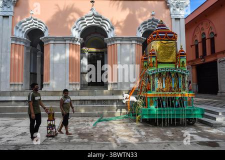 12. Juli 2021, Kolkata, westbengalen, Indien: Zwei Jungen ziehen am 12. Juli 2021 während der jährlichen Rathyatra-Feier einen Wagen vor den Wagen oder Rath of Lord Jaganath in einem Tempel in Kalkutta, Indien. (Bild: © Debarchan Chatterjee/ZUMA Wire) Stockfoto