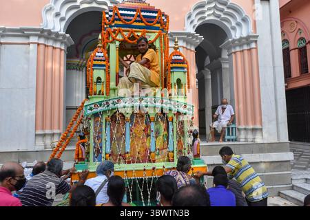 12. Juli 2021, Kolkata, westbengalen, Indien: Während des Rathyatra-Festivals in einem Tempel in Kalkutta, Indien, am 12. Juli 2021 wird ein alter Mann auf den Wagen von Lord Aganath schauen gesehen, während verschiedene Gläubige den Wagen ziehen (Bild: © Debarchan Chatterjee/ZUMA Wire) Stockfoto