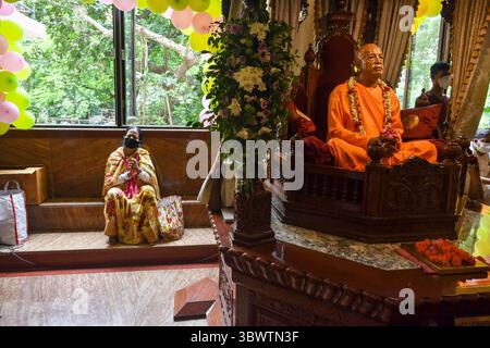 12. Juli 2021, Kolkata, Westbengalen, Indien: Eine Dame mit Maske Gesänge Gebet im ISCKON Kalkata Tempel in Kalkutta, Indien , am 12. Juli 2021 .Chariot Festival von Rathyatra ist das jährliche Festival zum Gedenken an die Ankunft von Lord Jaganath , Subhadra , Balaram zu ihren Tanten nach Puri, Indien (Credit Image: © Debarchan Chatterjee/ZUMA Wire) Stockfoto