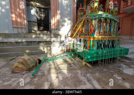 12. Juli 2021, Kolkata, westbengalen, Indien: Eine Dame betet dem Rath of Lord Jaganath während des Rathyatra-Festivals in Kalkutta, Indien, am 12. Juli 2021 (Foto: © Debarchan Chatterjee/ZUMA Wire) Stockfoto