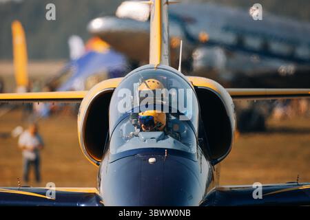 Jet-Kampfflugzeug auf der Rollstraße am Terminal nach der Landung Stockfoto