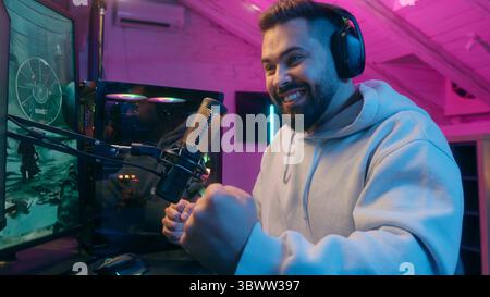 Aufgeregt Sieger Champion Kaukasischer Guy männlicher Gamer Streamer Mann gewinnt Glück Erfolg Sieg Internet Gewinn sprechendes Mikrofon spielen Online-Spiel süchtig Stockfoto