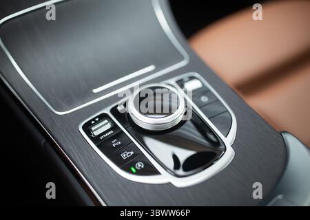 Steuerhebel für das Multimediasystem des Fahrzeugs. Tasten für Radio, Multimedia und Navigation Stockfoto