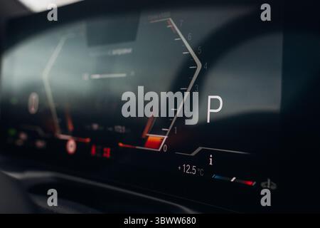 Modernes Armaturenbrett mit Hintergrundbeleuchtung Stockfoto