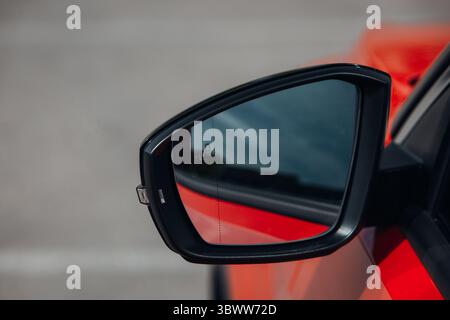 Moderner Rückspiegel im Auto Stockfoto