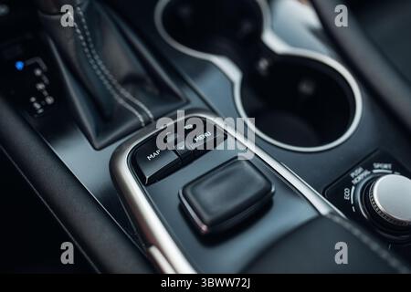 Steuerhebel für das Multimediasystem des Fahrzeugs. Tasten für Radio, Multimedia und Navigation Stockfoto