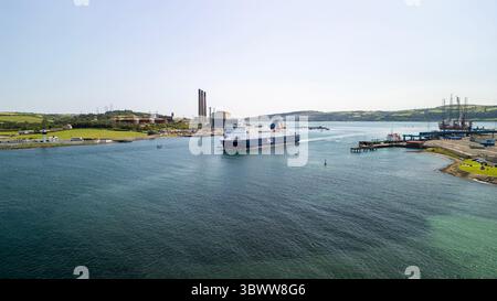 Dieses eindrucksvolle Bild zeigt die P&O European Highlander Fähre, die vom Hafen Larne, einem wichtigen maritimen Tor an der Antrim Coast im Norden I, abfährt Stockfoto