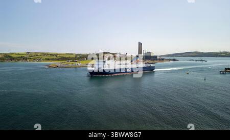 Dieses eindrucksvolle Bild zeigt die P&O European Highlander Fähre, die vom Hafen Larne, einem wichtigen maritimen Tor an der Antrim Coast im Norden I, abfährt Stockfoto