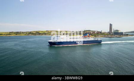 Dieses eindrucksvolle Bild zeigt die P&O European Highlander Fähre, die vom Hafen Larne, einem wichtigen maritimen Tor an der Antrim Coast im Norden I, abfährt Stockfoto