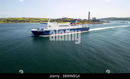Dieses eindrucksvolle Bild zeigt die P&O European Highlander Fähre, die vom Hafen Larne, einem wichtigen maritimen Tor an der Antrim Coast im Norden I, abfährt Stockfoto