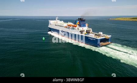 Dieses eindrucksvolle Bild zeigt die P&O European Highlander Fähre, die vom Hafen Larne, einem wichtigen maritimen Tor an der Antrim Coast im Norden I, abfährt Stockfoto