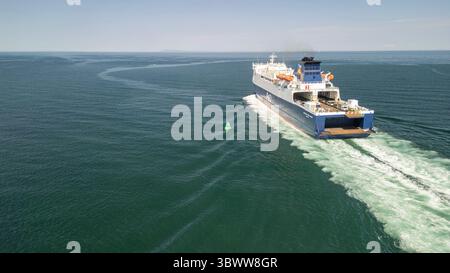 Dieses eindrucksvolle Bild zeigt die P&O European Highlander Fähre, die vom Hafen Larne, einem wichtigen maritimen Tor an der Antrim Coast im Norden I, abfährt Stockfoto