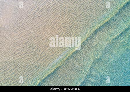 Abstrakter Hintergrund von Rippled Sand Under the Sea, Luftdrohne von oben nach unten Stockfoto