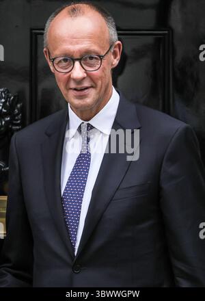 London, Großbritannien. Juli 2025. Friedrich Merz, Bundeskanzler, wird von Sir Keir Starmer, Premierminister des Vereinigten Königreichs, in der Downing Street 10 in Westminster begrüßt. Merz, Regierungschef und CDU-Vorsitzende Credit: Imageplotter/Alamy Live News Stockfoto