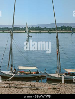 7. März 1981, Ägypten: Feluccas, traditionelle hölzerne Segelboote, die auf dem Nil in Ägypten eingesetzt werden, liegen an der Küste der riverâ. (Bild: © Arnold Drapkin/ZUMA Press Wire) Stockfoto
