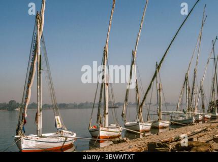 7. März 1981, Ägypten: Feluccas, traditionelle hölzerne Segelboote, die auf dem Nil in Ägypten eingesetzt werden, liegen an der Küste der riverâ. (Bild: © Arnold Drapkin/ZUMA Press Wire) Stockfoto