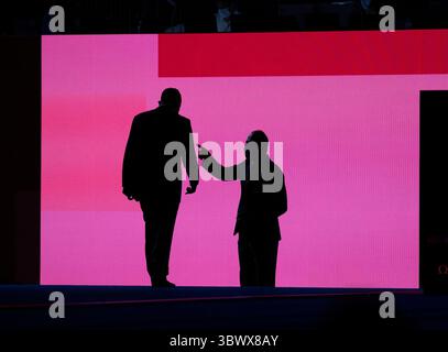 24. Juli 2021, Tokio, Kalifornien, Japan: TOKIO 2020: FECHTEN â€“ zwei Beamte werden am Samstagabend in Chiba, Japan, auf einer Schau im Fechten dargestellt. (Bild: © Daniel A. Anderson/ZUMA Press Wire) Stockfoto