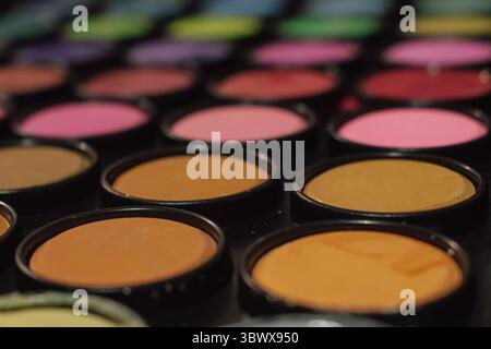 Eine Palette mit wasserlöslichen Farben zum Zeichnen. Abstrakter Hintergrund. Zurück zur Schule Stockfoto