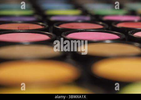 Eine Palette mit wasserlöslichen Farben zum Zeichnen. Abstrakter Hintergrund. Zurück zur Schule Stockfoto