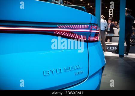 Nahaufnahme des Heck-Logos des Elektroautos BYD SEAL mit Markenemblem und klarem Design auf dem Kofferraum der modernen vollelektrischen Limousine. Stockfoto