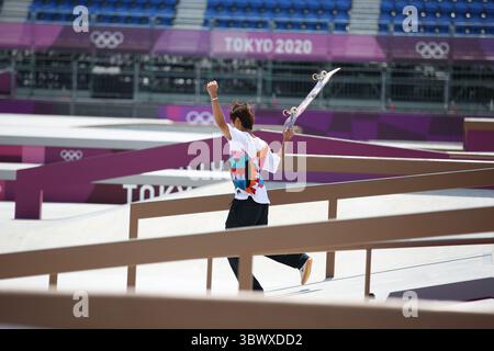 25. Juli 2021, Koto, Tokio, Japan: HORIGOME Yuto von Japan reagiert nach seinem letzten Trick beim Men's Skateboarding Street Final im Ariake Urban Sports Park am 25. Juli 2021 in Tokio (Foto: © Mickael Chavet via ZUMA Press Wire) Stockfoto