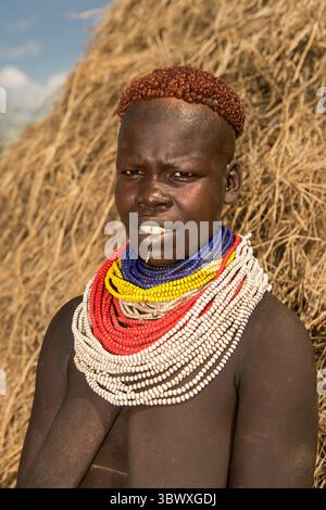 Frau der Nyangatom-Gruppe, auch Bume genannt, mit farbenfrohen Perlen-Halsketten und typisch kupferfarbenen Haaren, Southern Omo Valley, Äthiopien Stockfoto