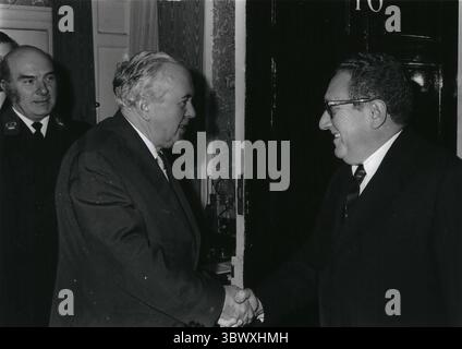 7. März 1965 - London, England, Vereinigtes Königreich - kommt zu Gesprächen der us-Außenminister Dr. HENRY KISSINGER, rechts, wird von Großbritanniens Premierminister HERALD WILSON begrüßt, als er heute Morgen, den 7. märz, in der Nr 10, Downing Street, in London ankam. für Gespräche. (Kreditbild: © Keystone Press Agency/ZUMA Wire) Stockfoto