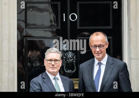 London, Großbritannien. Juli 2025. Der britische Premierminister Keir Starmer begrüßt Bundeskanzler Friedrich Merz in der Downing Street zu Gesprächen und Abkommen zwischen den beiden Ländern Credit: Phil Robinson/Alamy Live News Stockfoto
